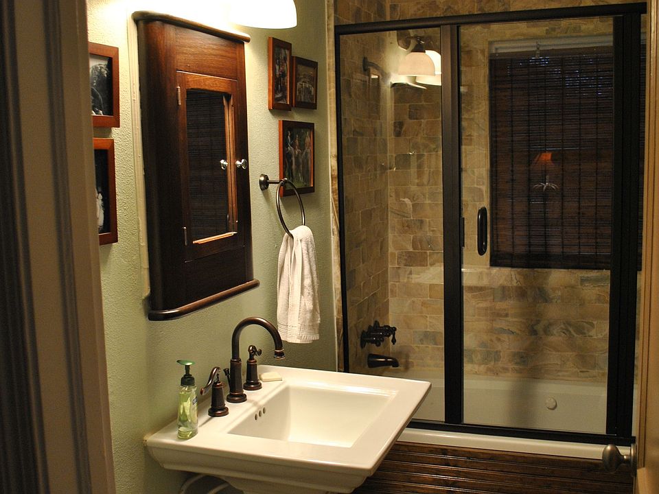 Hall Bath, Onyx Tyle and Jacuzzi Tub