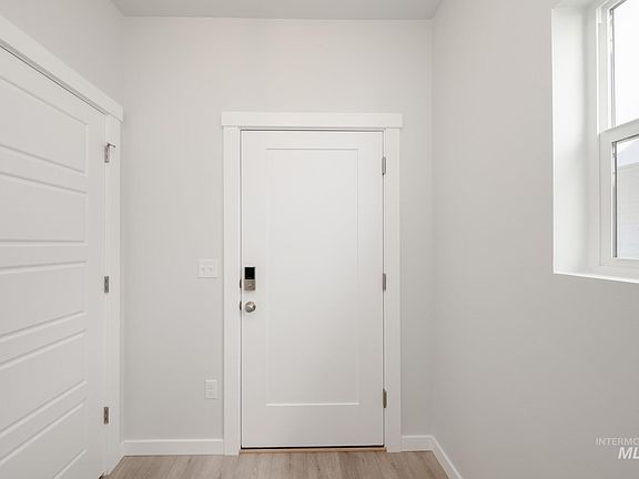 3rd image of 4988 S Amorita Ave