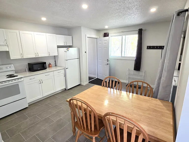 256 Edinburgh St — Photo 2