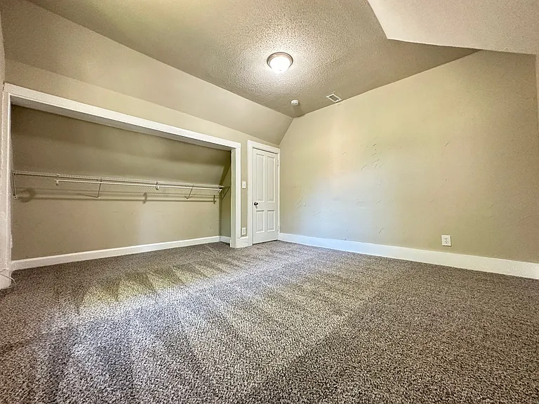 803 E Court Ave — Photo 12