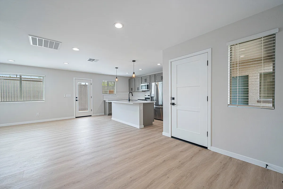 Entryway - 739 N Queen Ave