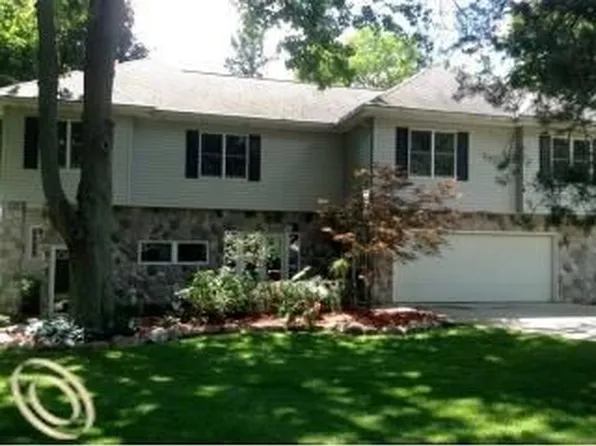 5890 Fonda Lake Dr, Brighton, MI 48116