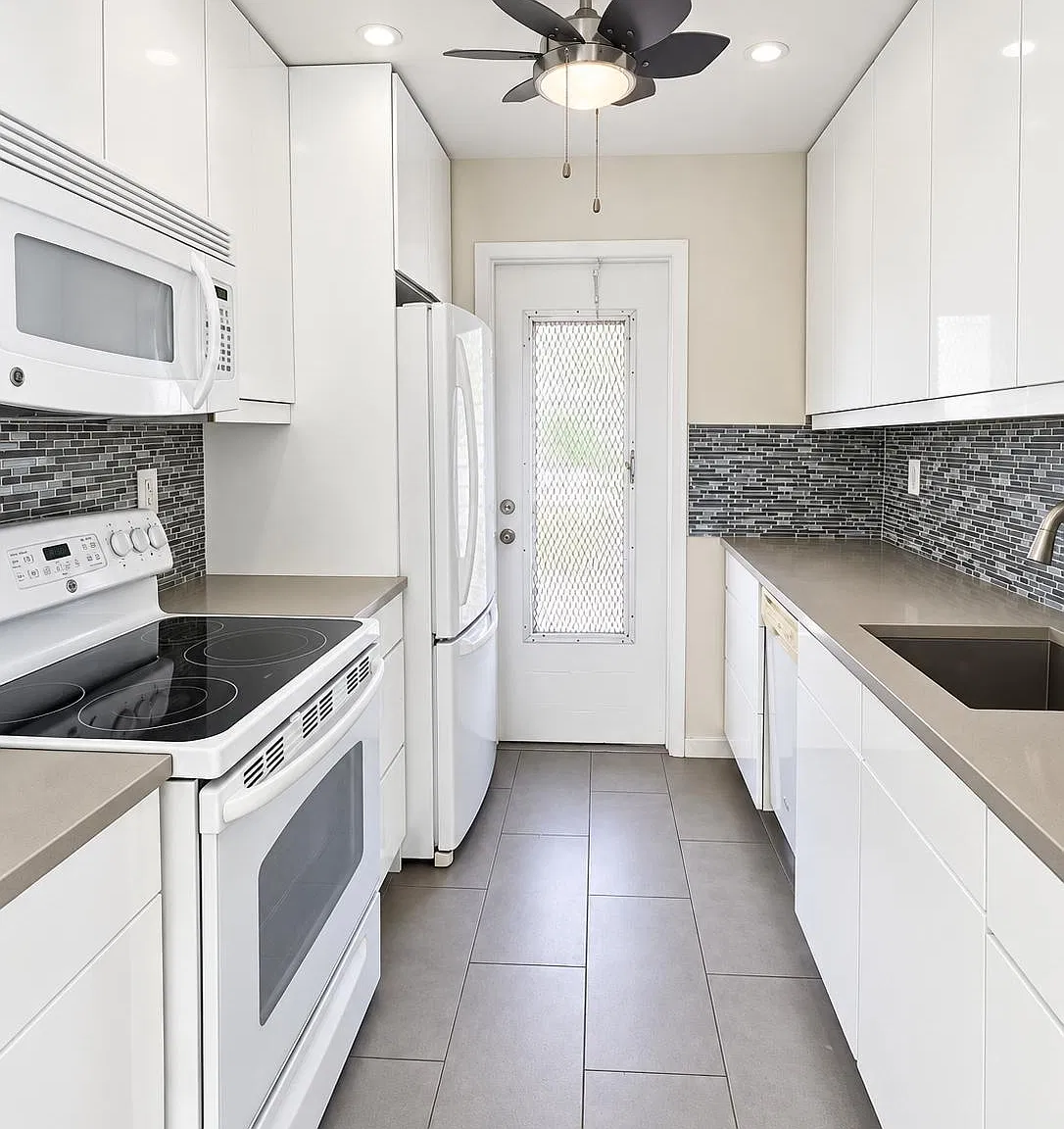 1 bed, 1.5 bath, 806 sqft, $1,950 — Photo 1
