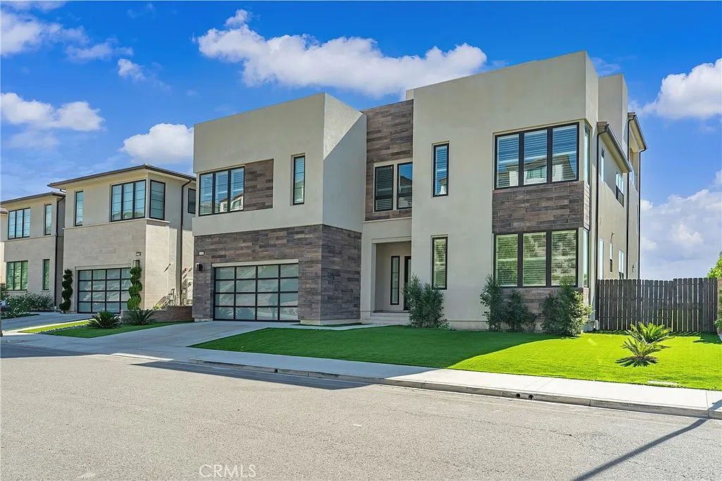 5 bed, 5189 sqft, $14,300 — Photo 2