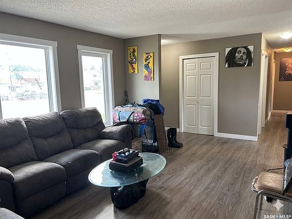 2nd image of 204 Railway AVENUE W