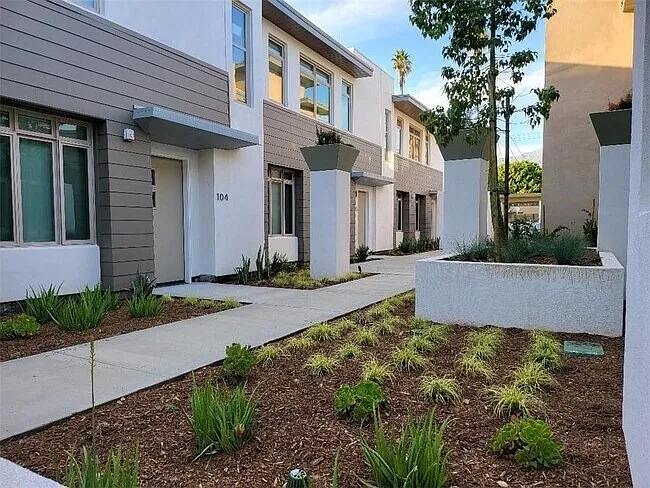 2 bed, 2.5 bath, 1075 sqft, $3,380 — Photo 2