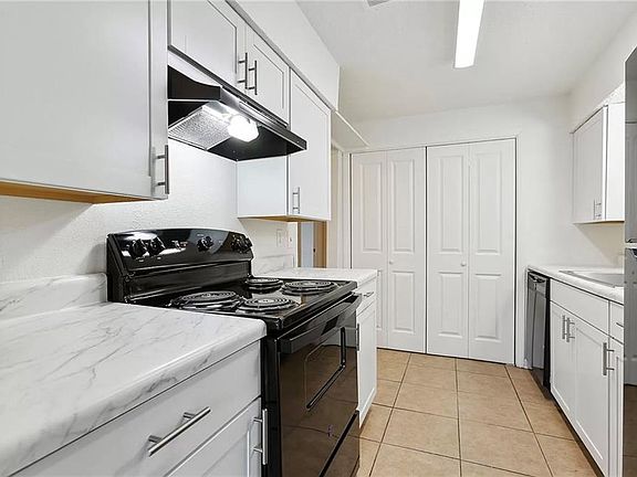 4th image of 904 W Monterey Ct