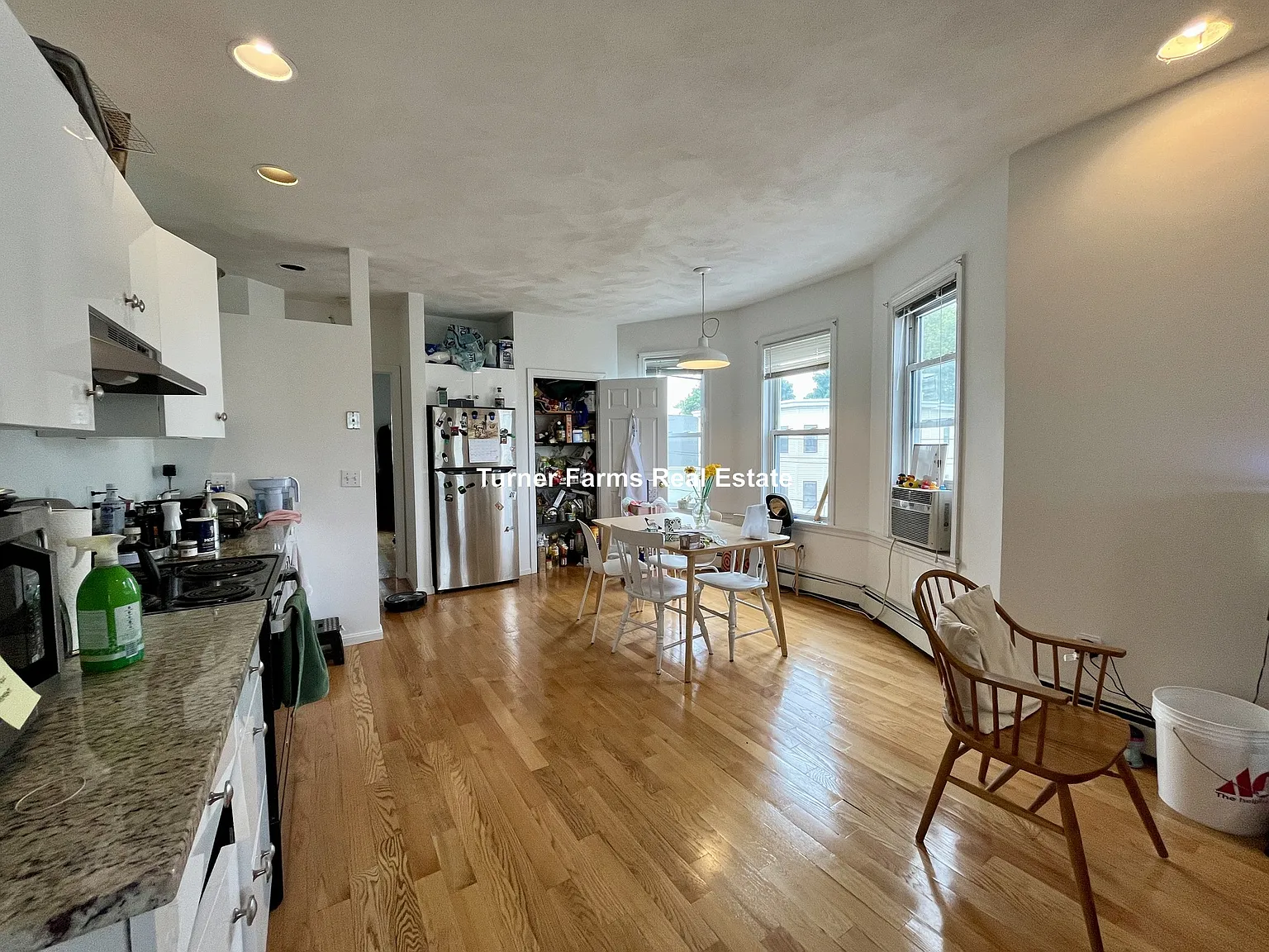 3 bed, 9999 sqft, $2,950 — Photo 2