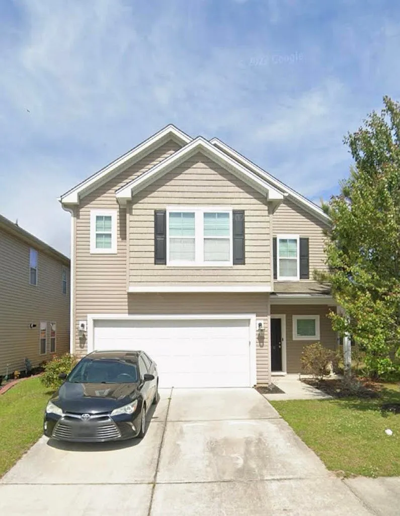 4 bed, 2370 sqft, $2,400 — Photo 1