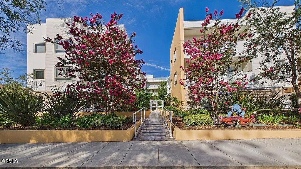 2 bed, 2.0 bath, 1090 sqft, $3,949 — Photo 1