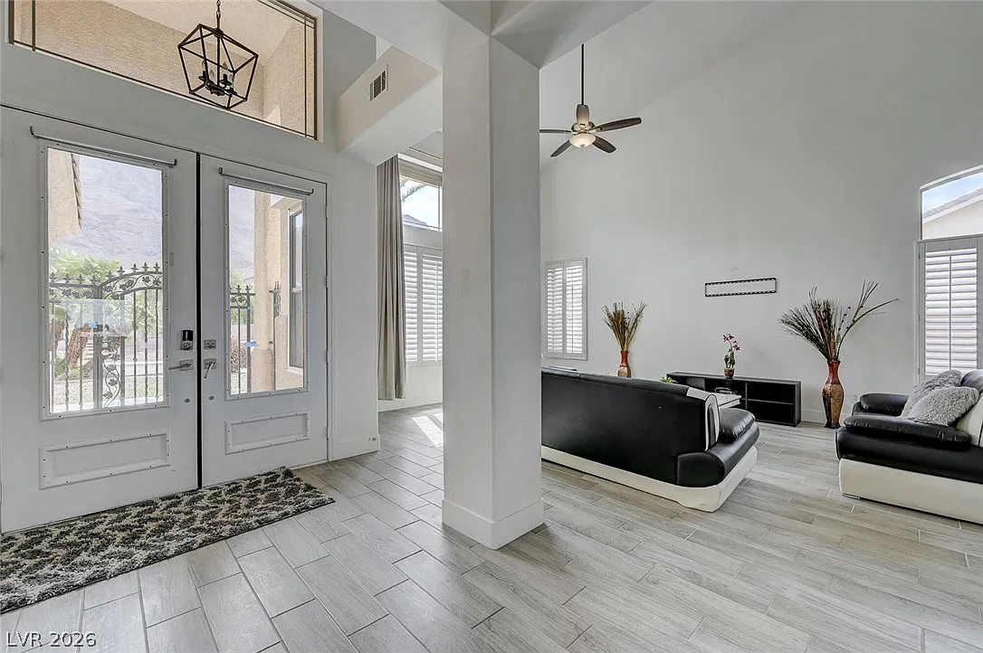 5 bed, 3.0 bath, 4028 sqft, $4,600 — Photo 2