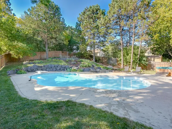 1324 Crestridge Ln, Eagan, MN 55123