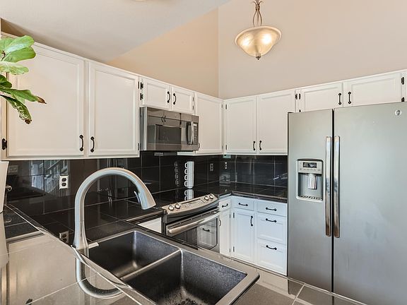 3rd image of 1070 Ridgeglen Way