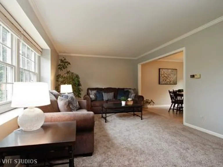 301 W Golf Rd — Photo 2
