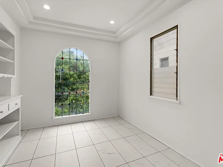 207 S Reeves Dr — Photo 5