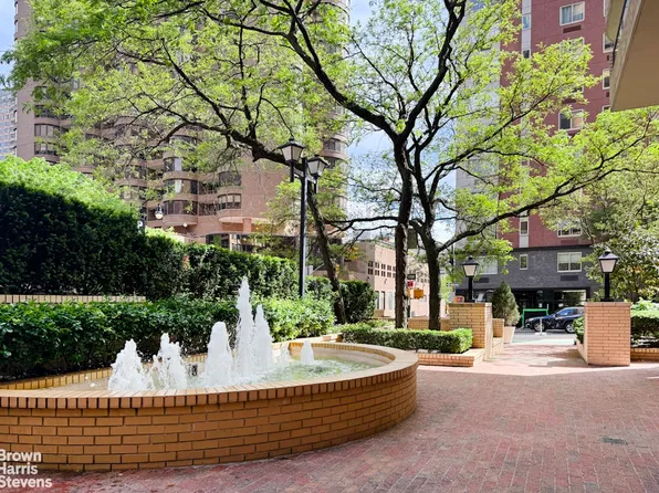 311 East 38th Street image 18 of 24