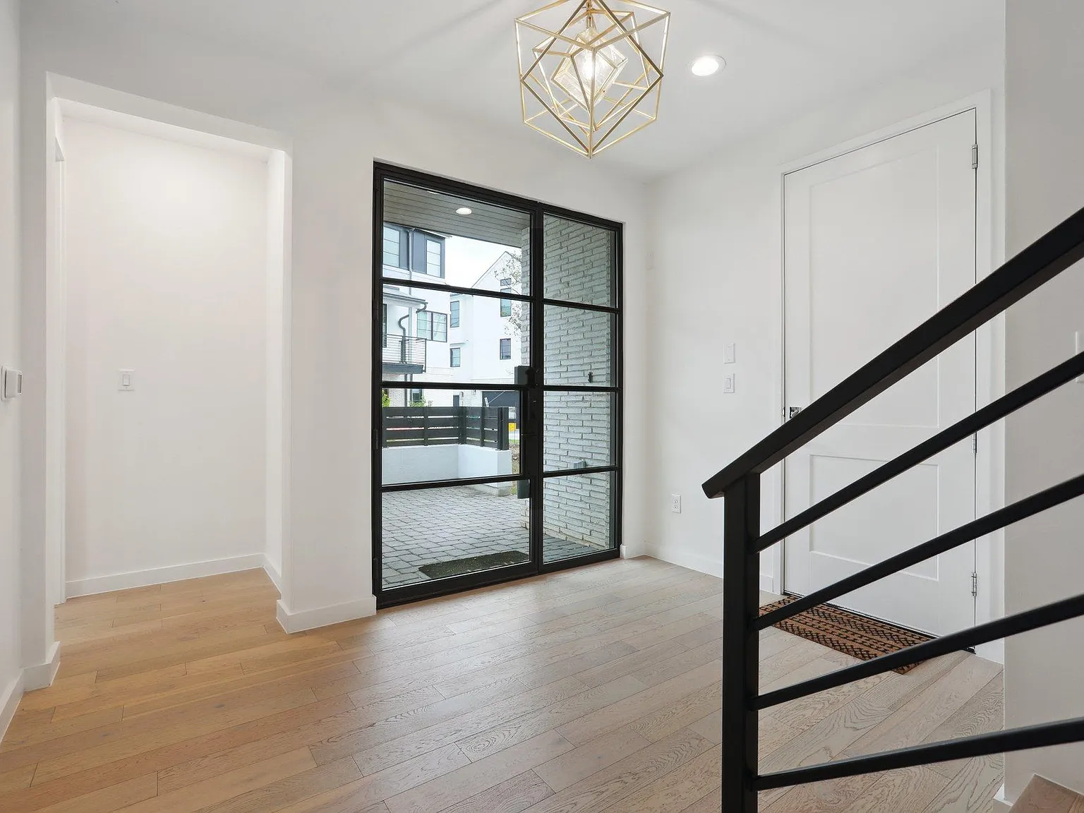 4 bed, 3.5 bath, 2318 sqft, $6,250 — Photo 3