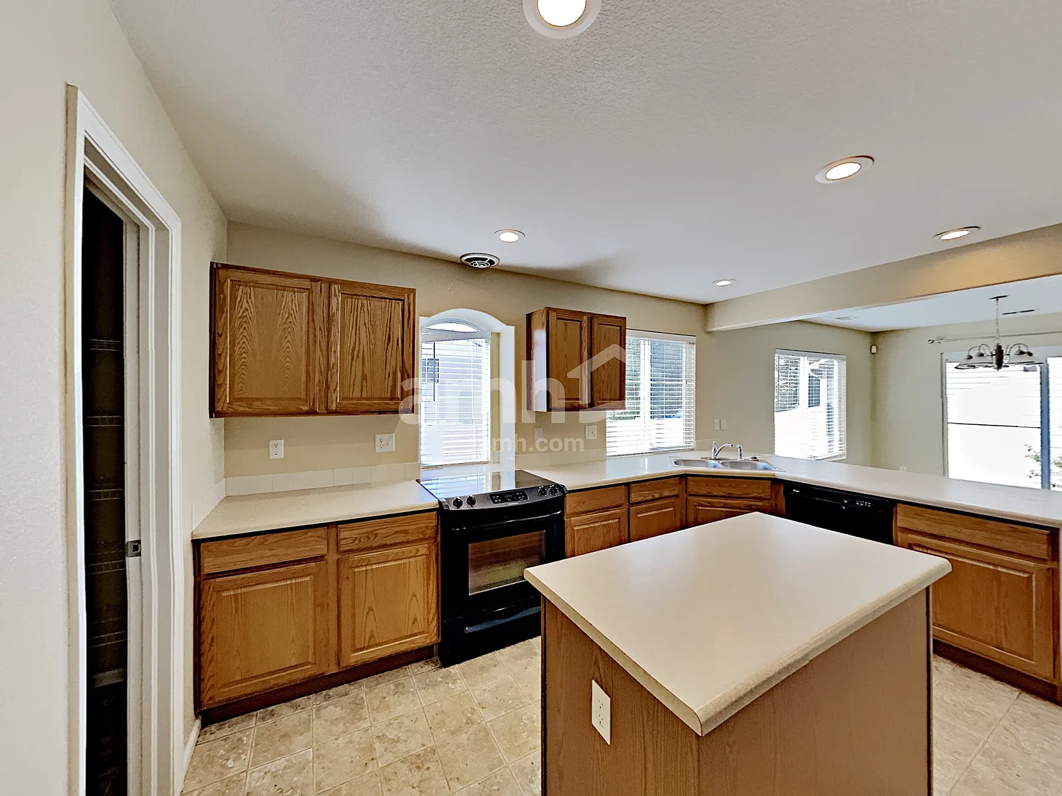 3 bed, 2.5 bath, 2078 sqft, $3,100 — Photo 4