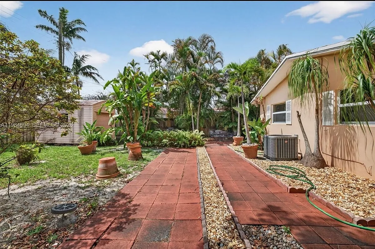 Building Photo - 850 SW 12th Ct