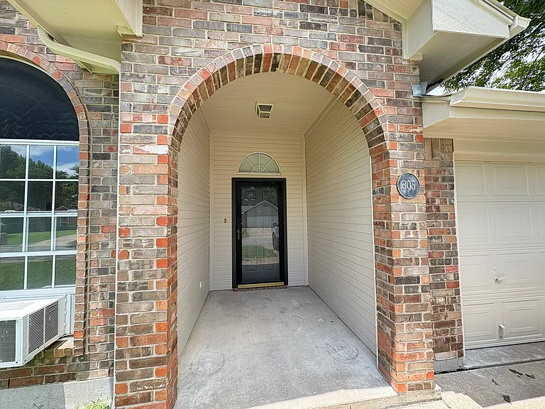 305 Myrtle Ave — Photo 2
