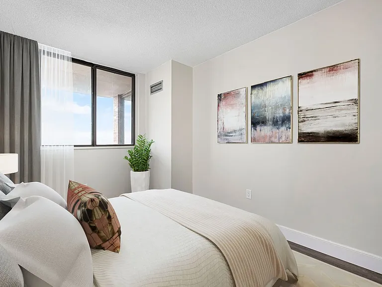 75 Thorncliffe Park Dr — Photo 7