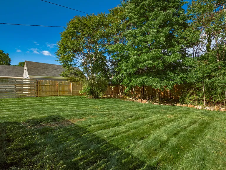 853 Summit St — Photo 30