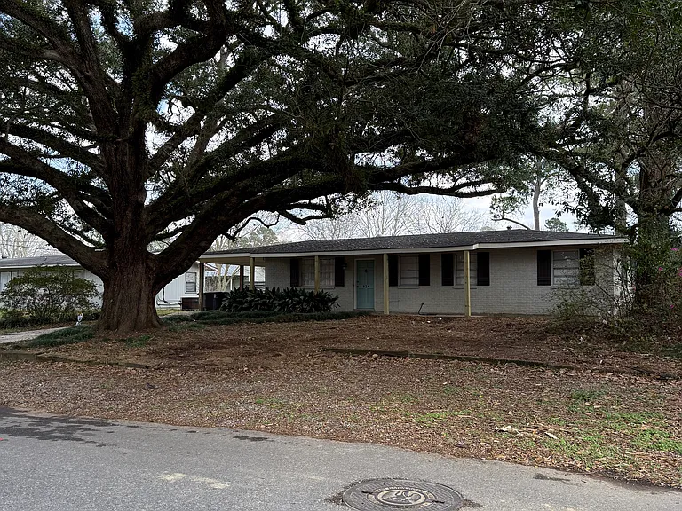 824 Highland Park Dr — Photo 1
