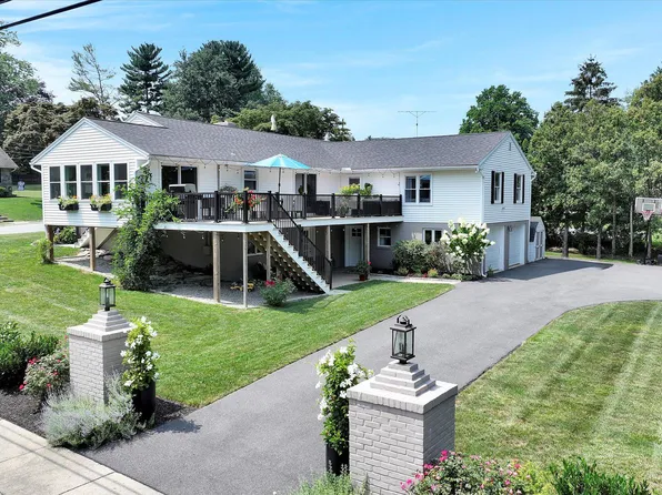 402 Spring Dr, Millersville, PA 17551