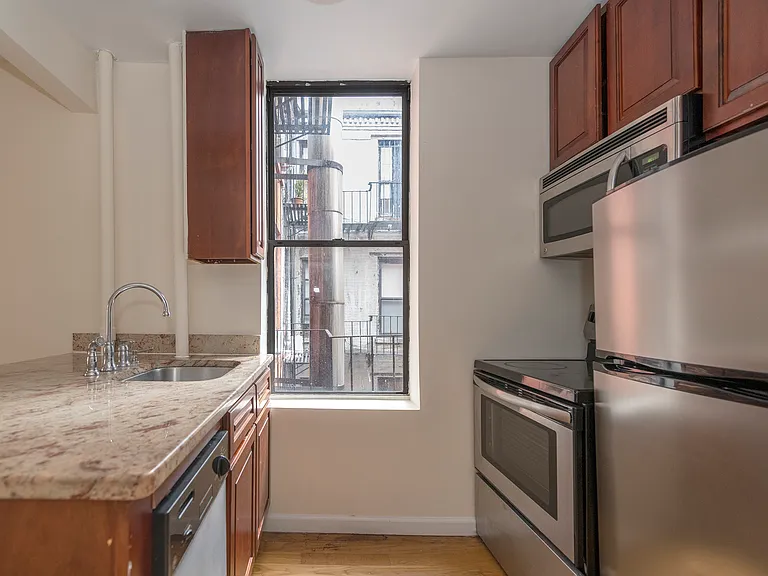 128 E 4th St #6 — Photo 3