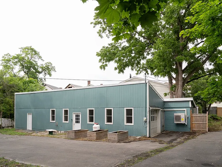 825 Columbia St — Photo 1
