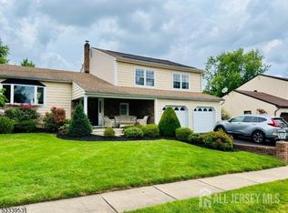 25 Heritage Dr, Edison, NJ 08820