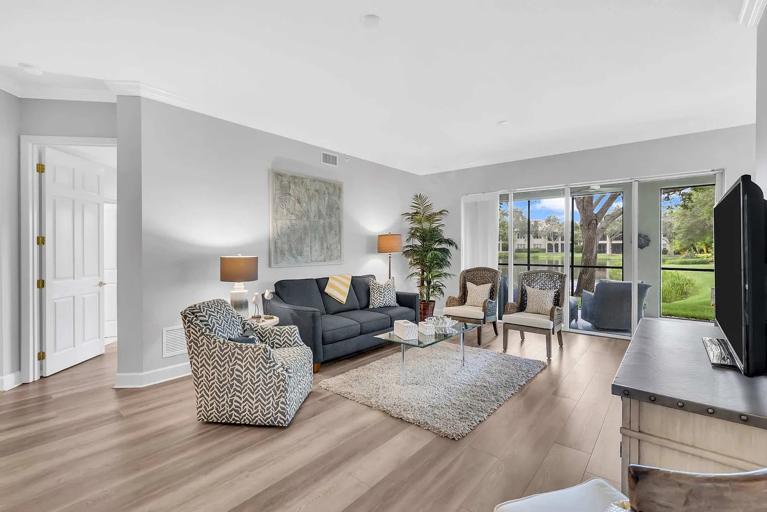 2 bed, 1.0 bath, $5,516 — Photo 2