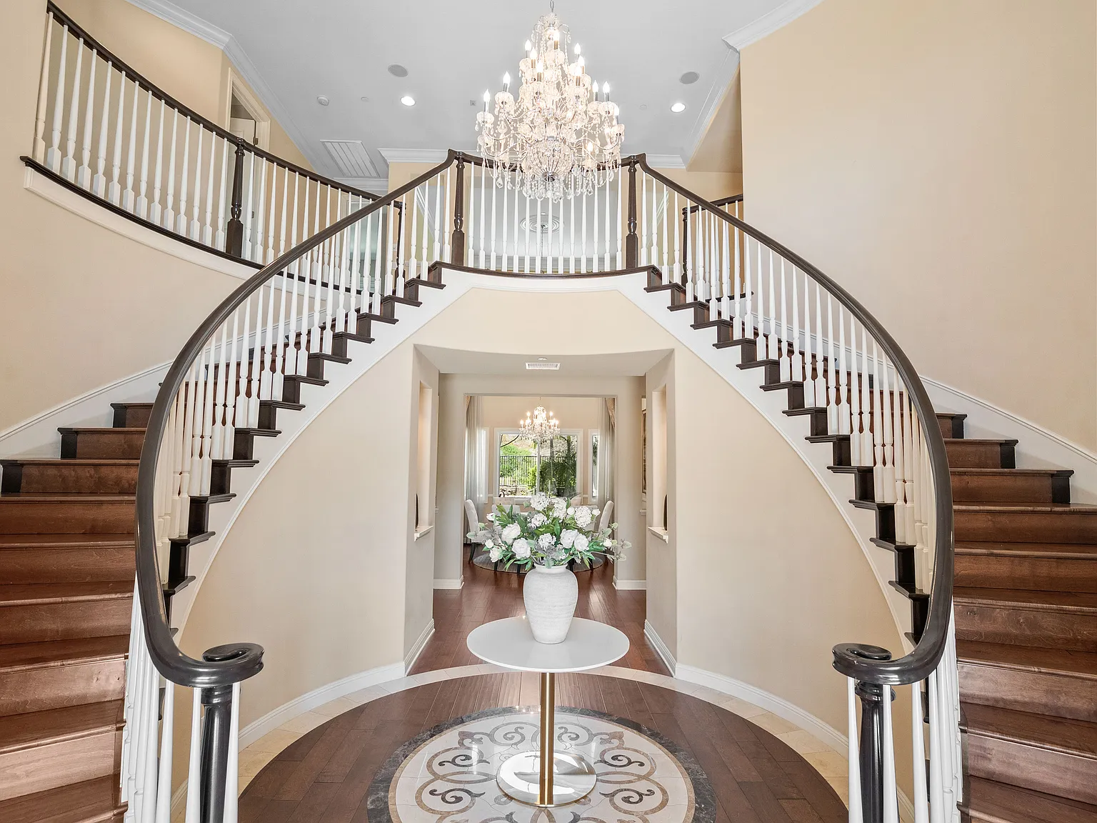 5 bed, 4550 sqft, $9,000 — Photo 3