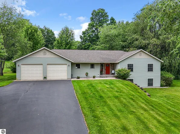 210 Cinnamon Ln, Traverse City, MI 49696