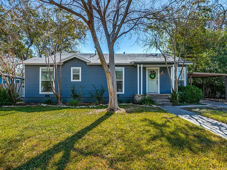 206 Chevy Chase Dr — Photo 1