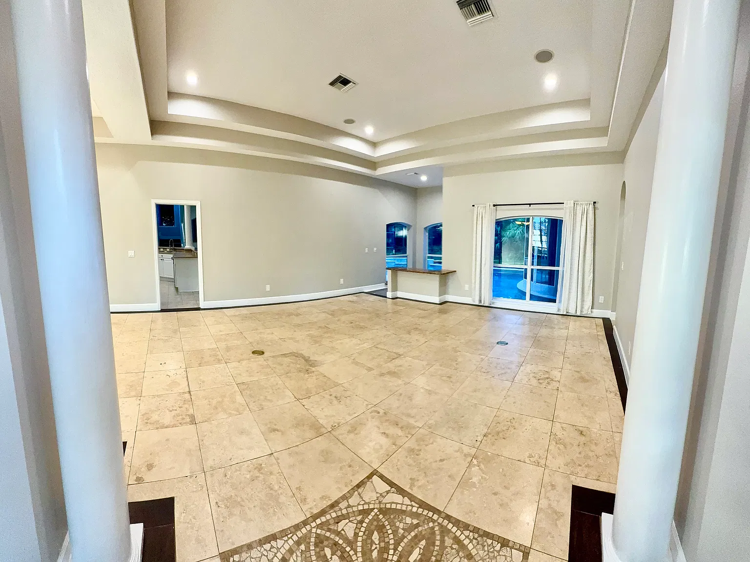 4 bed, 3041 sqft, $4,400 — Photo 4