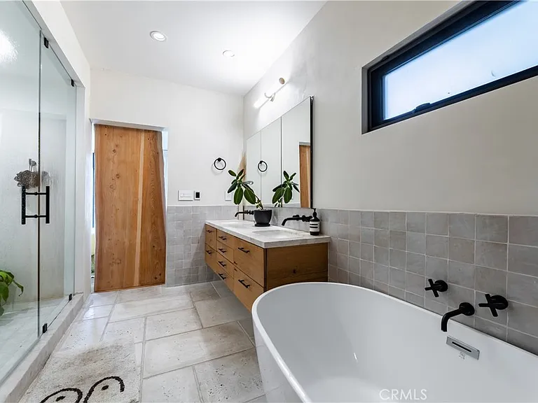 1821 Edgecliffe Dr — Photo 17