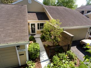 2086 Creekside Dr, Wheaton, IL 60189