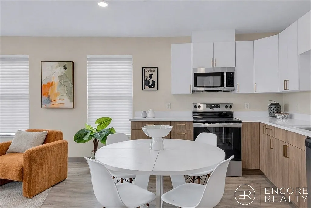 2 bed, 850 sqft, $3,200 — Photo 3