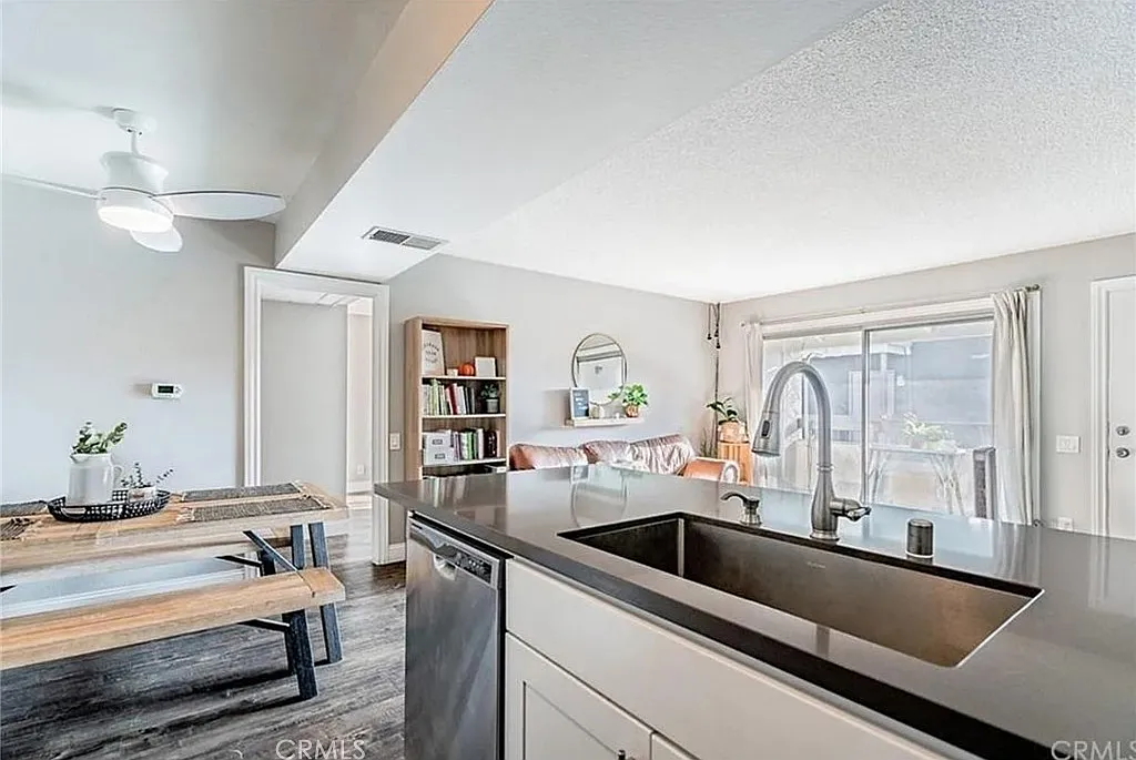 2 bed, 798 sqft, $3,000 — Photo 4
