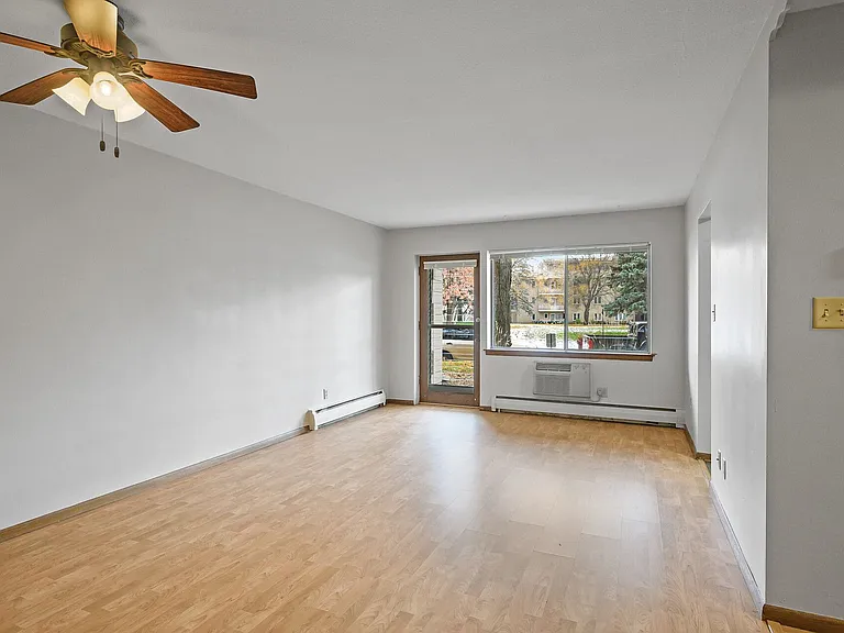 Imperial Heights Apartments — Photo 14