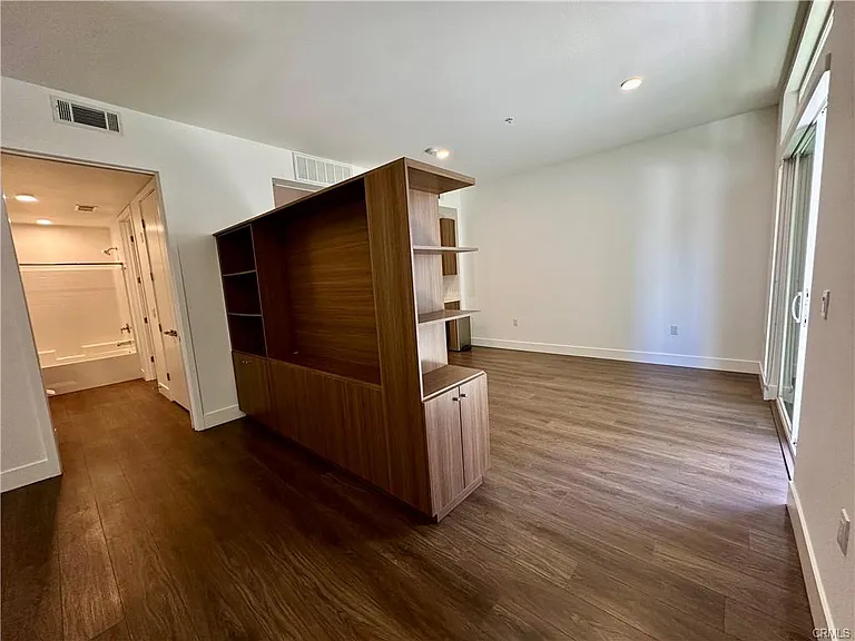 709 E Walnut St #418 — Photo 4