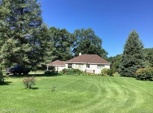 3055 W Commerce Rd, Milford, MI 48380