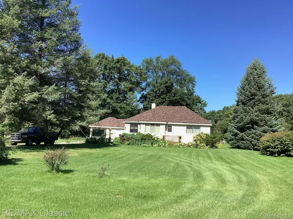 3055 W Commerce Rd, Milford, MI 48380