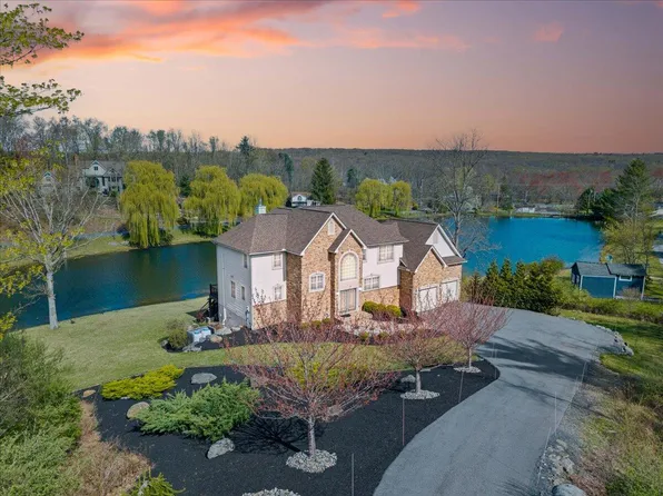 301 Reagan Dr, East Stroudsburg, PA 18301