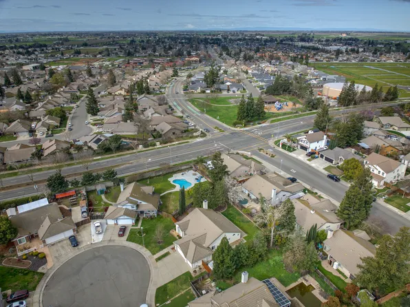 911 Courtenay Ct, Galt, CA 95632