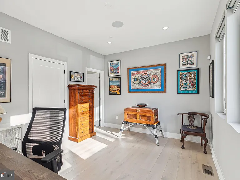 527 Brown St — Photo 3