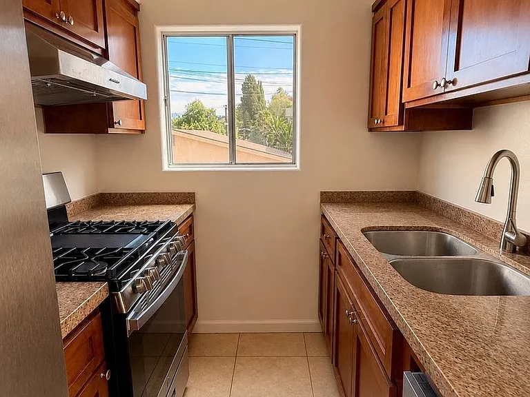1027 Coronado Terrace — Photo 9
