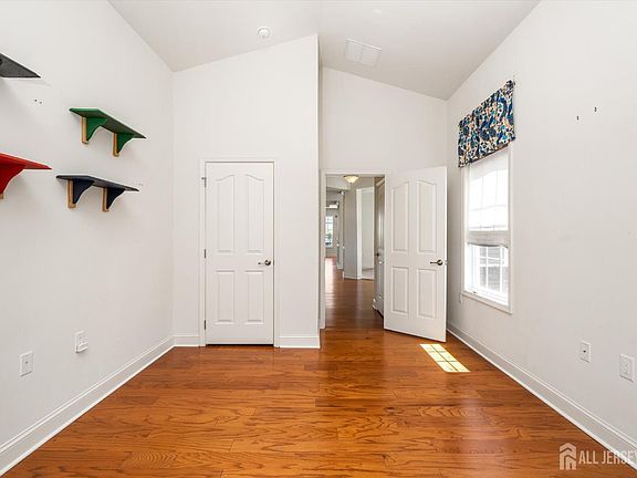 4th image of 24 Ravenslake Rd