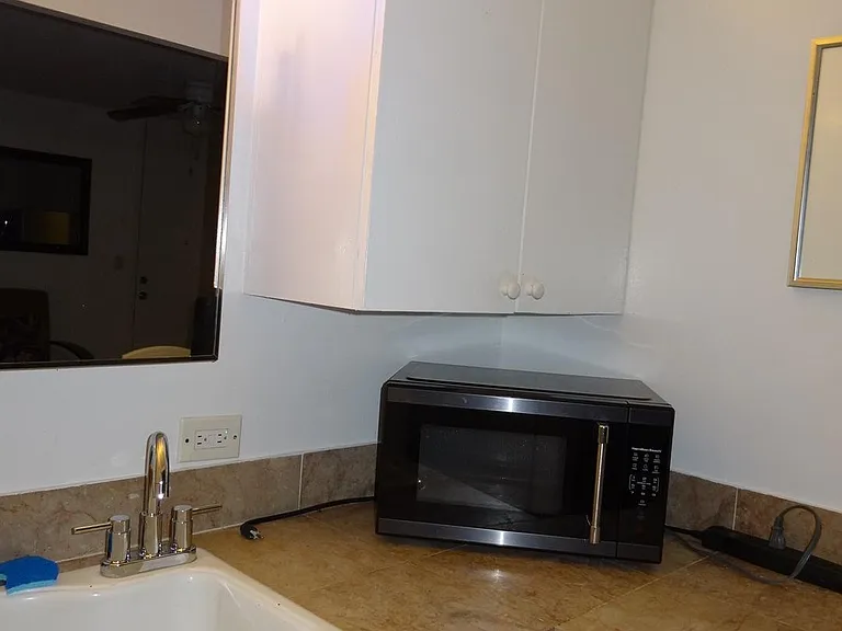 Waikiki Whale Watcher Apartments — Photo 27